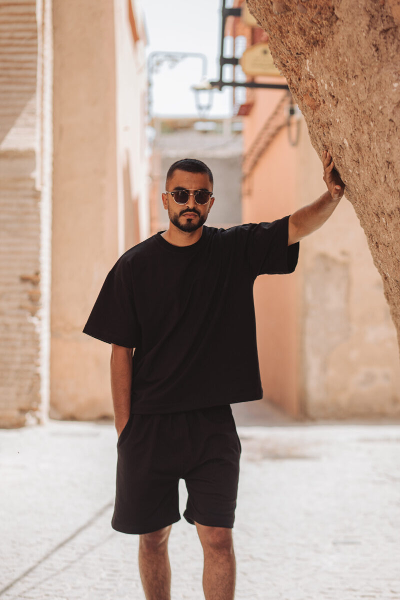 Oversized t-shirt with drop shoulders and shorts with elastic waistband - Black